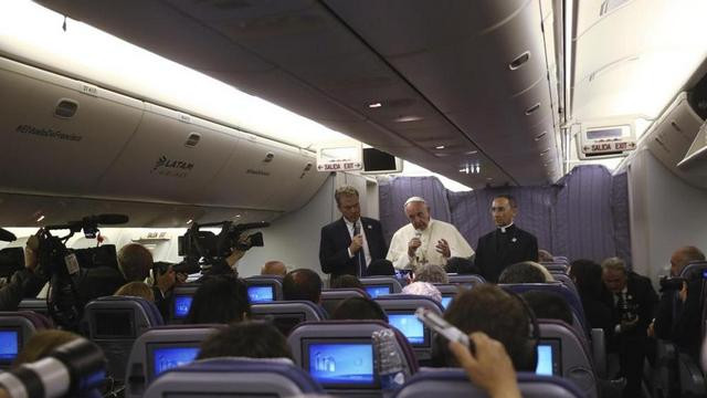 Papež na letalu z novinarji (foto: Vatican insider)