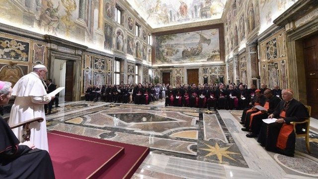 Papež nagovarja člane združenja Sveta Marta (foto: Vatican news)