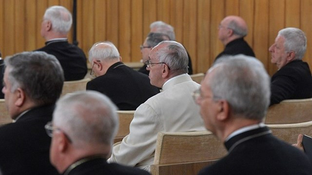 Papež s sodelavci na duhovnih vajah (foto: splet)