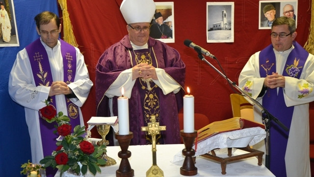 Škof Peter Štumpf v Martinju (foto: Stanko Skledar)