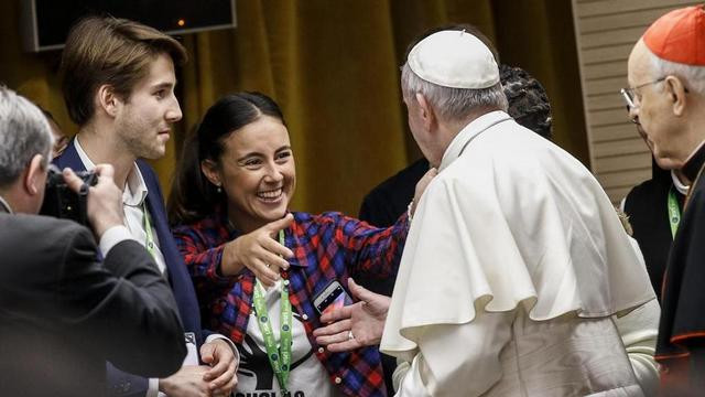 Papež z mladimi na zasedanju (foto: Vatican insider)