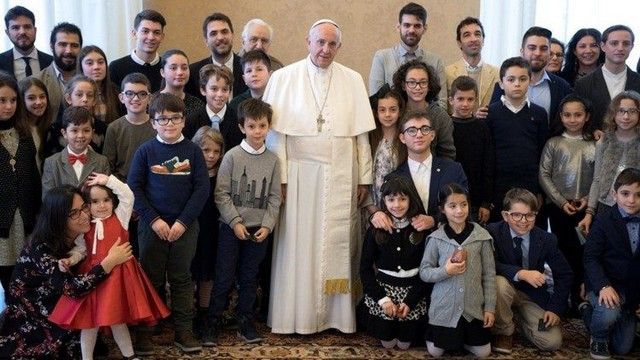 Papež z mladimi (foto: vaticannews.va)