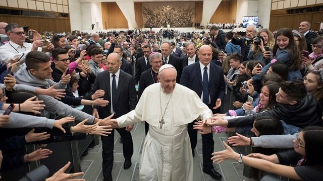 Papež pozdravlja mlade iz Brescie (foto: Radio Vatikan)
