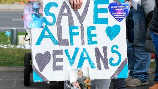 Transparent v podporo Alfieju Evansu (foto: vaticannews.va)