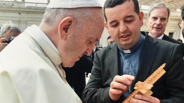 Papež sprejema miniaturo Uzdolskega križa (foto: splet)