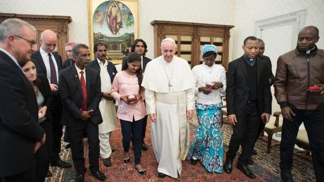 Papež s sorodniki Asie Bibi (foto: Vatican News)