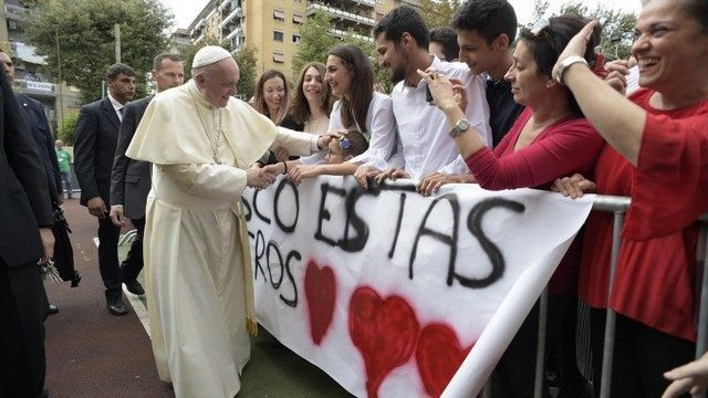 Papež pozdravlja mlade rimske župnije (foto: Vatican News)