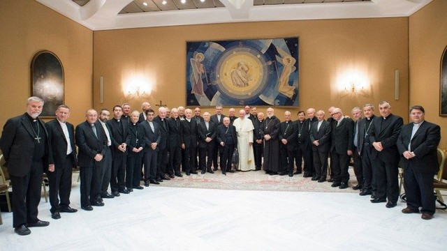 Čilski škofje pri papežu (foto: vaticannews.va)