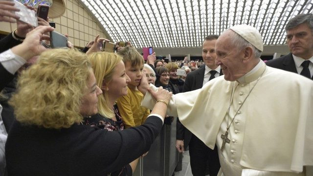 Papež z družinami (foto: Vatican News)