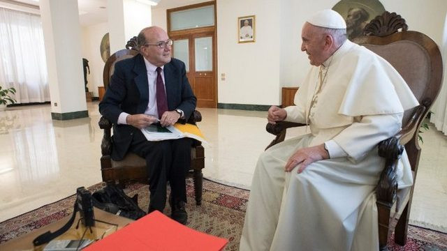 Papež med intervjujem z vatikanistom Philipom Pulello (foto: Vatican News)