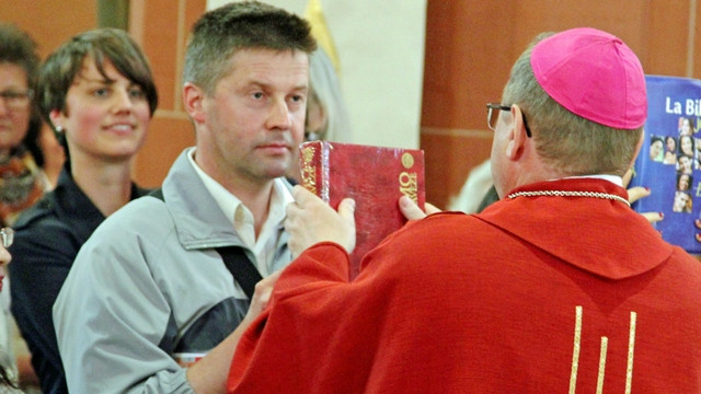 Frankfurtski škof Georg sprejema slovensko izdajo svetega pisma (foto: Arhiv slovenske župnije v Frankfurtu)