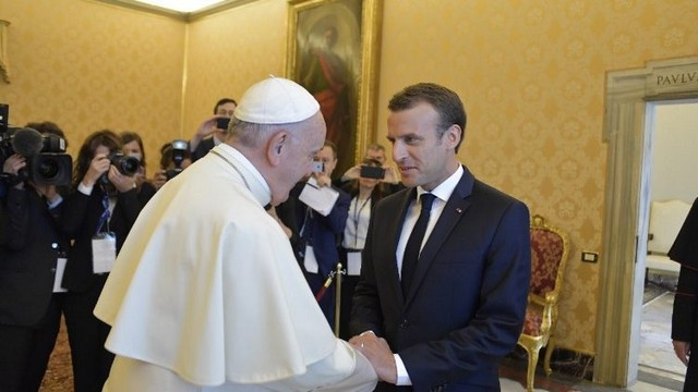 Emmanuel Macron pri papežu (foto: vaticannews.va)