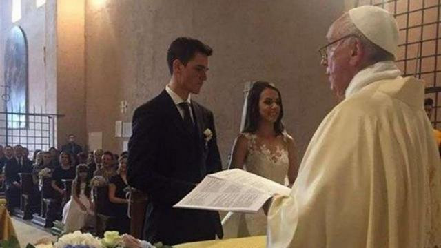 Papež vodi obred poroke (foto: splet)