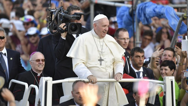 Papež pozdravlja mlade (foto: Vatican News)