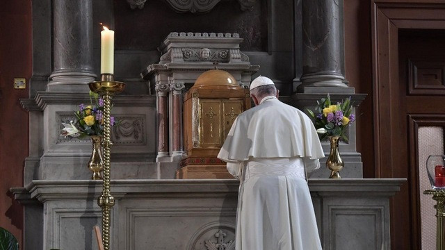 Papež moli (foto: vaticannews.it)