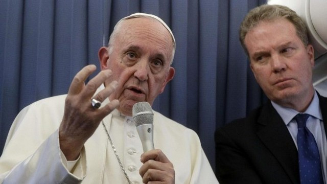 Papež na letalu (foto: vaticannews.va)