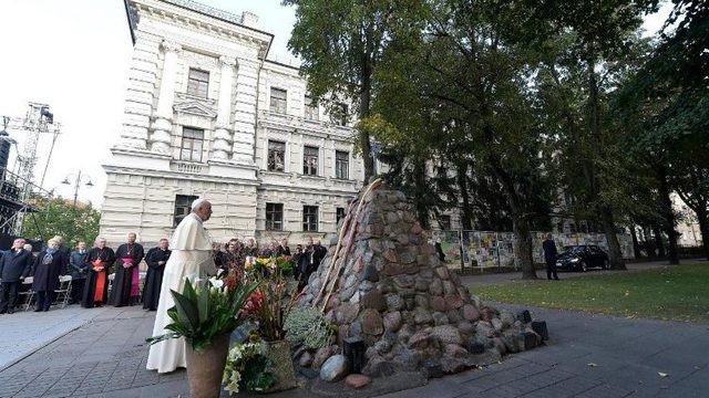 Papež na kraju spomina na žrtve komunističnega režima (foto: Vatican News)