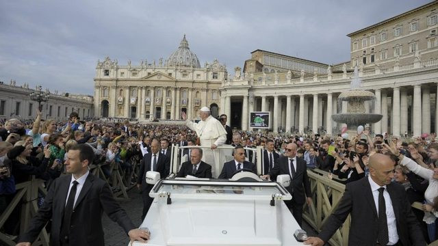 Papež pozdravlja vernike (foto: Vatican News)