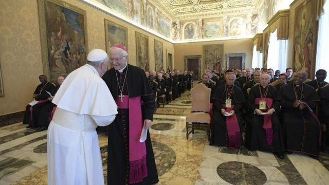 Papež s člani komisije za mednarodne evharistične kongrese (foto: Vatican News)