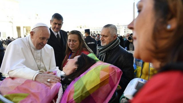 Papež pozdravlja vernike na Trgu sv. Petra (foto: Vatican News)