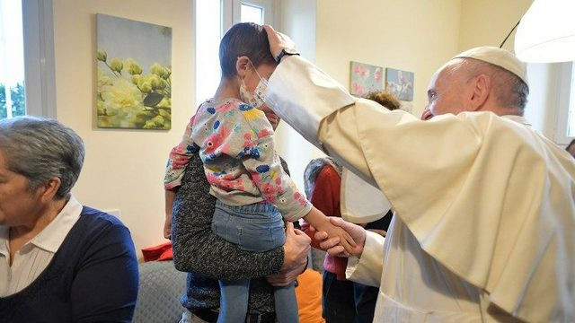 Papež med bolnimi otroci (foto: Vatican News)