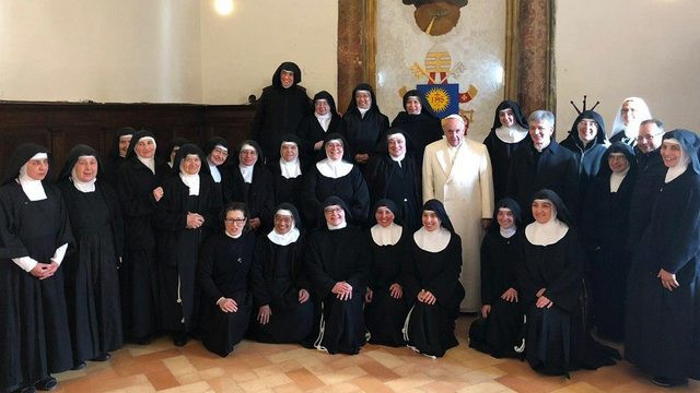 Papež s sestrami klarisami (foto: Vatican news)