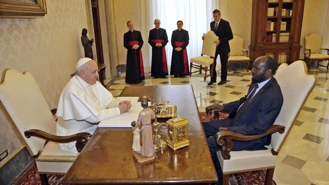 Papež s predsednikom Južnega Sudana (foto: Vatican News)