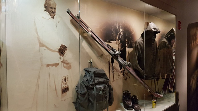 Papeževe smuči v muzeju v Wadowicah (foto: Tanja Dominko)