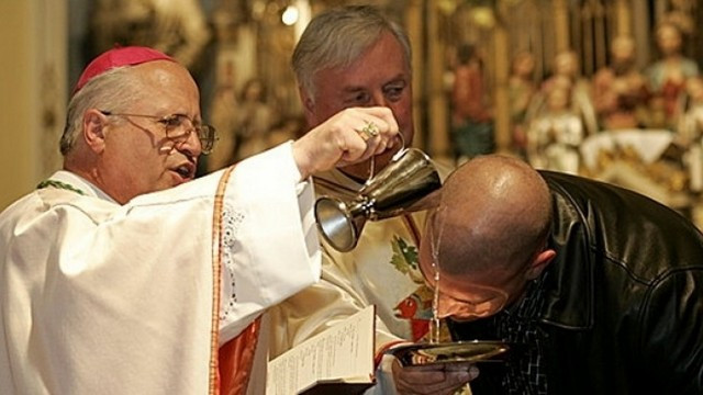 Krščevanje katehumena (foto: Katoliška Cerkev)