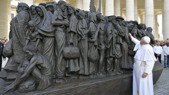 Skulptura na Trgu sv. Petra (foto: vaticannews.va)