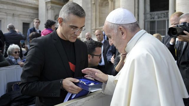 Papež Frančišek je blagoslovil križ  (foto: Vatikan)