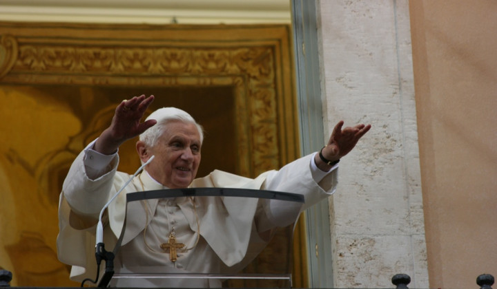 Papež pozdravlja vernike (foto: Robert Bahčič)