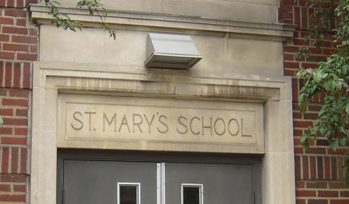 Vhod v župnijsko šolo Marije Vnebovzete v Clevlandu (foto: Tone Ovsenik)