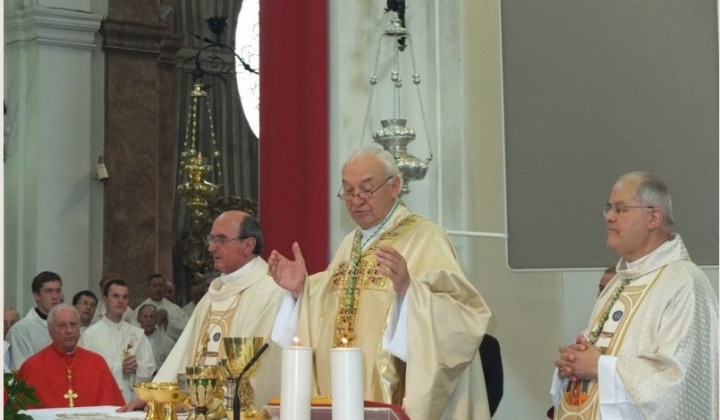 Škof Bizjak daruje mašo (foto: TU SŠK)