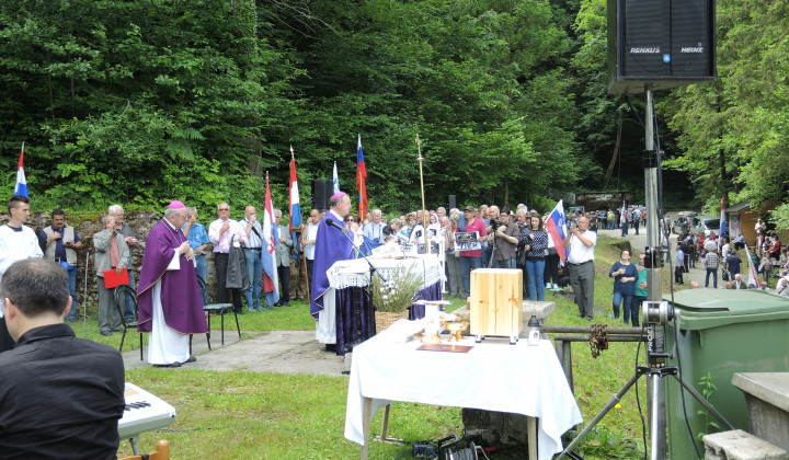 Upokojeni nadškof Marjan Turnšek je vodil bogoslužje pri Hudi jami. (foto: p. Ivan Rampre)