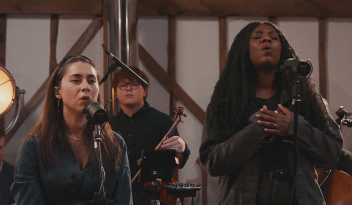 Lucy Grimble (feat. Bianca Rose) - live at Burgess Barn (foto: Youtube)