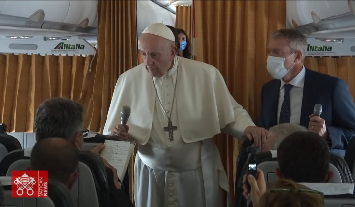 Papež v pogovoru z novinarji na letalu (foto: posnetek zaslona)