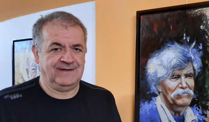 Črtomir Frelih pred sliko slikarskega kolega Toneta Seiferta (foto: Jože Bartolj)