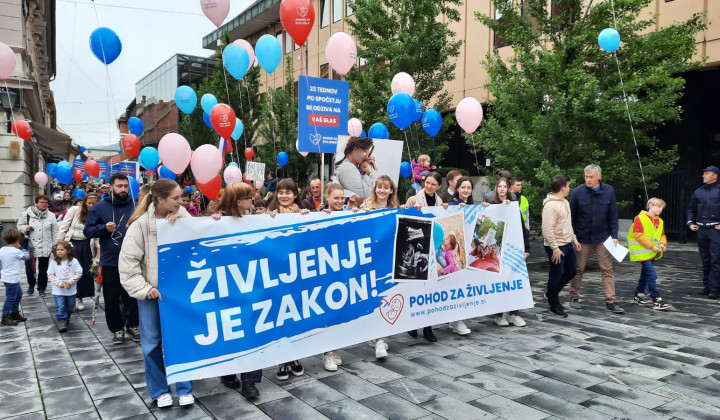 Pohod s transparenti po Mariboru (foto: Petra Burnik )