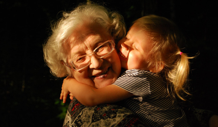 Starih staršev ne osreči nič bolj kot iskren objem in poljub vnučkov (foto: Ekaterina Shakharova / Unsplash)