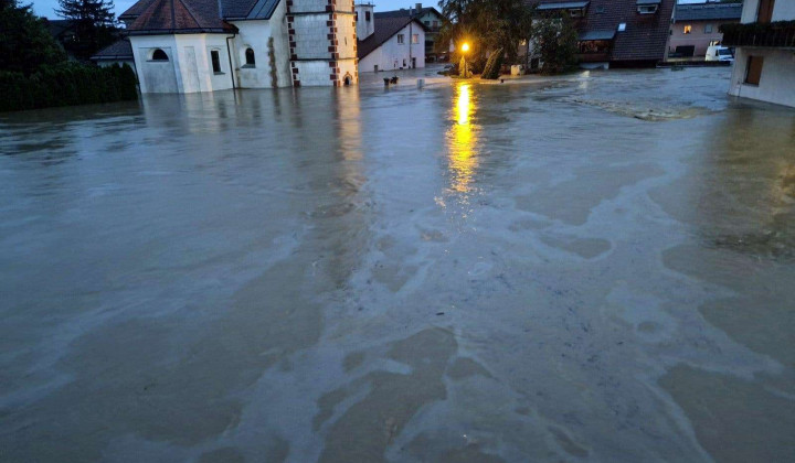 Poplave v Komendi (foto: STA)