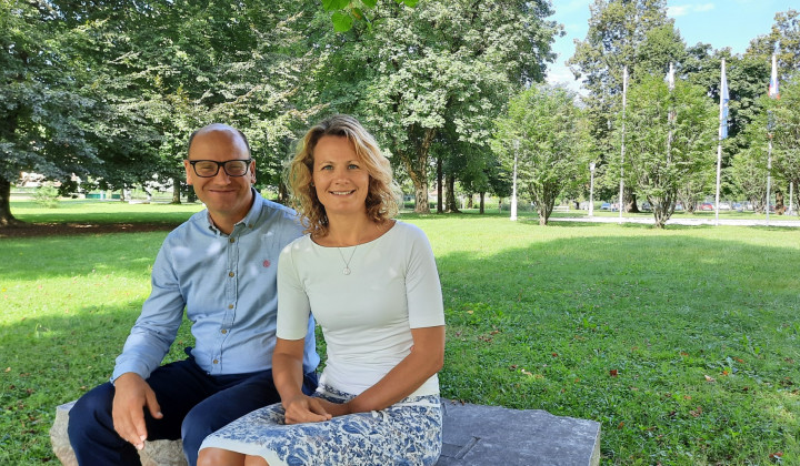 Simona in Matija Medvešček v parku pred Radiem Ognjišče (foto: Marjana Debevec)