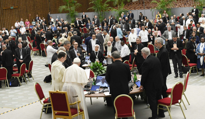 Molitev v sinodalni dvorani (foto: Vatican news)