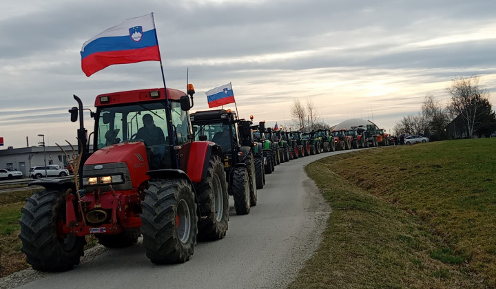 Protest kmetov, ki so se odpeljali do Murske Sobote. (foto: STA)
