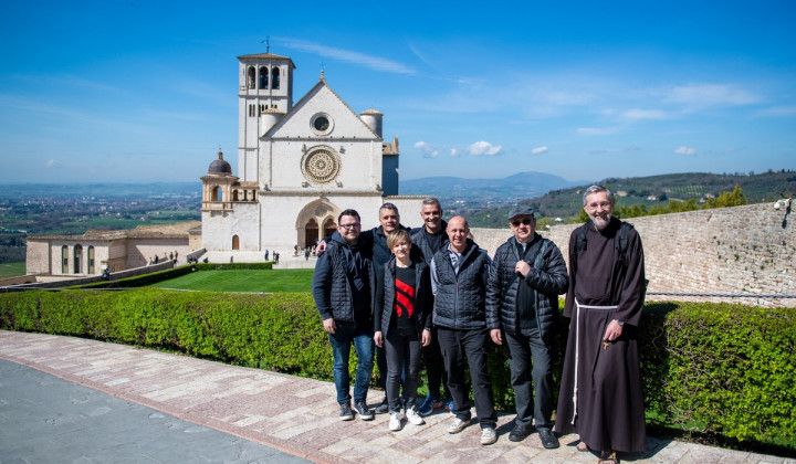 Pred baziliko svetega Frančiška Asiškega v Assisiju (foto: Marja Karba)