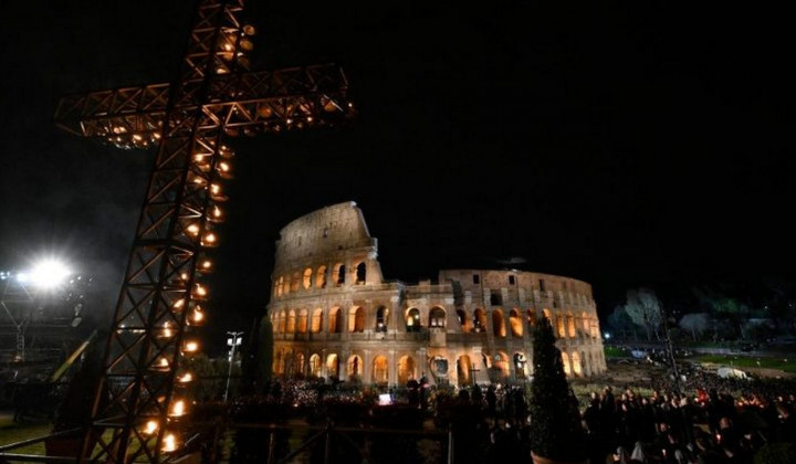 Križev pot v rimske Koloseju (foto: Vatican media)