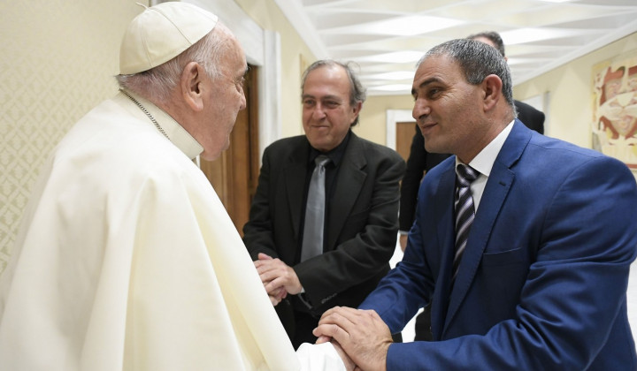 Arabski in palestinski oče s papežem Frančiškom (foto: Vatican media)