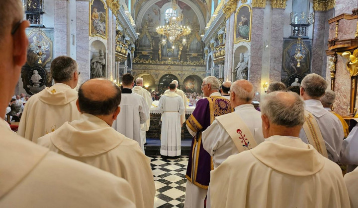 Duhovniki zbrani pri krizmeni maši v ljubljanski stolnici (foto: Jože Plut)