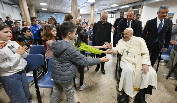 Papež pozdravlja otroke ob prihodu v dvorano (foto: Vatican Media)