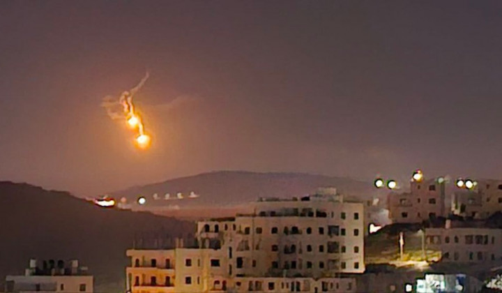 Nočni napad z droni in raketami na Izrael (foto: X / visegrad24)